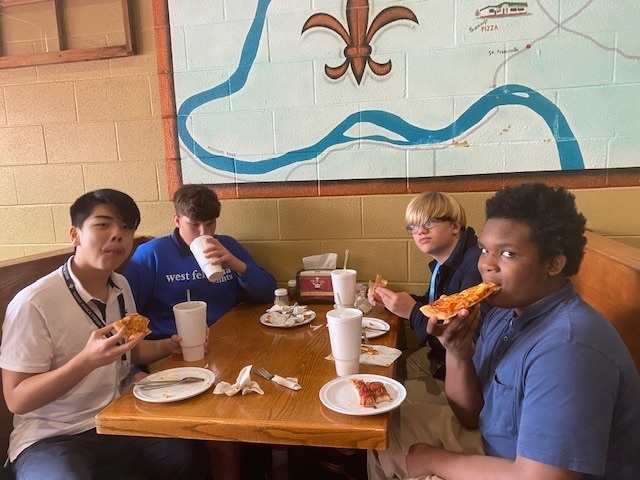 Students celebrate reaching 400+ AR points with a pizza party at Sonny’s Pizza 🍕😄